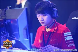 讲道理，微笑地位是否比小狗uzi高？网友：不敢说不敢说图片