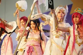 美炸天的coser自由穿梭二次元空间，真正的极品玩家却是他！图片