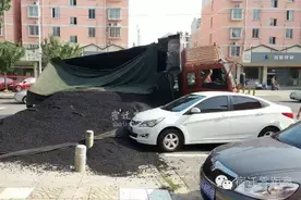 宿迁市区新世纪花园小区南门口自卸王发生侧翻图片