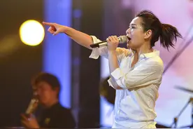 桑拿天 46岁刘若英连唱32首歌 香汗淋漓 浑身湿透！图片