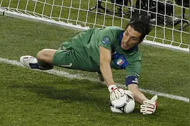 足球比赛中，队员回传球给守门员，守门员可不可以用手接？图片