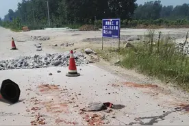 挖掘机夜间乱停在马路上  摩托车一头撞上致两人当场身亡！图片