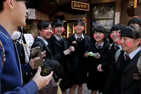 中国小伙在日本街头搭讪女高中生  结果意想不到图片