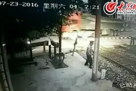 大货车撞断栏杆冲上铁路 道口工发紧急信号拦停疾驰列车图片