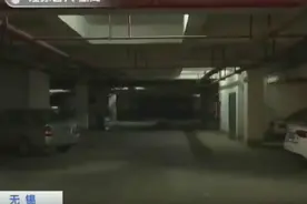 男子地下车库乘凉 小车入库从其身上碾过图片