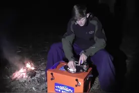 男子野外大灯照兔子，这箭法太烂了，抓了一只就地取肉煎着吃了图片