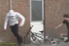 街头恶搞：把假蛇放到路人身后吓唬路人图片