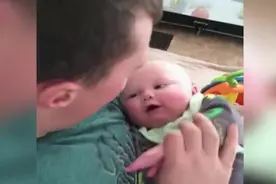 小宝宝要奶嘴，爸爸这样干，笑翻了！图片