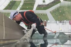 蜘蛛人高温坚守高空作业 坦言“拿命换钱”图片