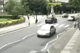 实拍女汉子强闯人行道被车撞了，砰的一声，司机竟不下车扬长而去图片