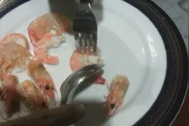 三秒剥虾技巧，学会这招，吃虾轻松自如图片