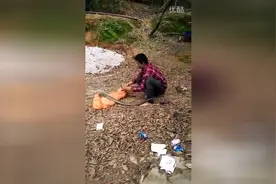 实拍：潮汕人抓超大眼镜王蛇，没人敢帮他弄开袋子装视频封面