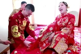 山东青岛一姑娘出嫁，鞋子太大了，新郎真聪明，钞票当鞋垫视频封面