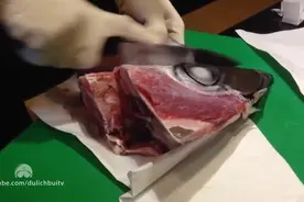 日本生鱼片最奇特的方式之一 金枪鱼鱼头生鱼片 大开眼界！视频封面