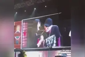 权志龙演唱会上被粉丝偷亲 全场粉丝都炸了视频封面