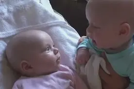 儿童搞笑视频 双胞胎婴儿之间的赤诚对话，你听懂了吗图片