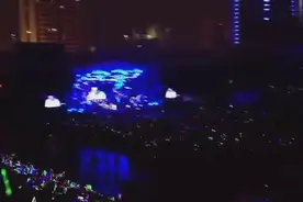 陈奕迅演唱会真情流露的唱《淘汰》，全场都哭的感觉图片