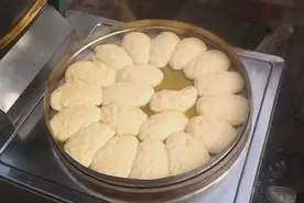实拍东北街头特色小吃，四合面大饼子，这不就是蒸馒头吗图片