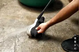 高压水枪除了洗车，还有这功能？小伙5分钟洗三双鞋，太省事了！