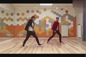 黄渤跟张艺兴同框练舞，渤哥跳舞很厉害嘛！视频封面