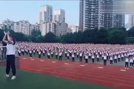 如果你有一个抖音迷的校长，你的课间操就会变成这样，神曲跳个遍