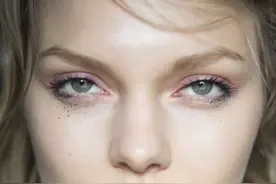 闪烁亮片搭配深红色唇妆 像星辰一样耀眼图片