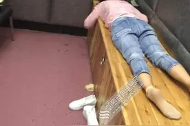 陕西女民工讨债被打 躺派出所长凳4天未正常进食图片