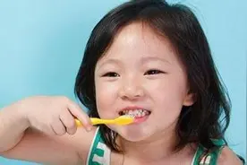 一男子刷牙过猛导致牙龈炎长期反复发作图片