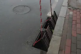 昨早满街“小红人”把井盖掀起来了图片