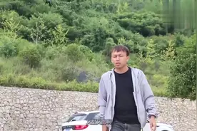 结巴小伙买西瓜，和老板的对话笑得肚子疼，太逗了！视频封面