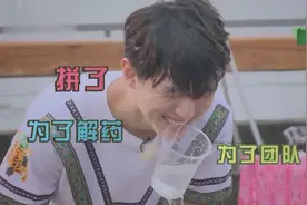 王俊凯湿身撩发太帅气，迷妹要坐不住了视频封面