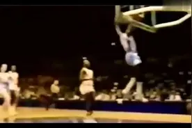 回顾一下乔丹在大学的十佳球，每次进球都能引爆整个球场视频封面