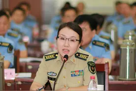 李莉:建设战略空军要制胜空天战场和舆论战场图片