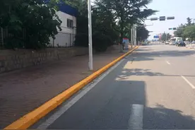 当心！万年泉路路沿石刷黄线，违停3分＋150块就没了！图片