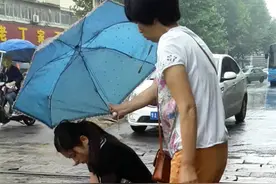 90后女护士雨中跪地救人 膝盖磨破全身泥水图片
