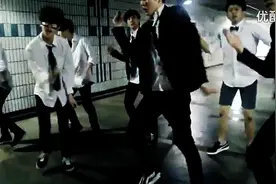 韩国一群高中生在地下室模仿EXO的《咆哮》舞蹈 怎么就这么帅图片