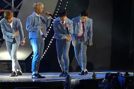 都暻秀和朴灿烈一起走进舞台 这两人身高差很萌视频封面