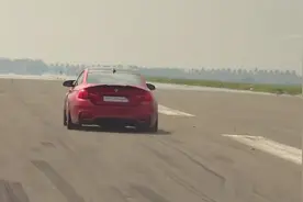 宝马M4直线加速挑战奥迪RS7，起步
