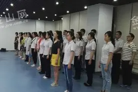 江苏银行镇江分行职工合唱团成立并进行首次排练图片