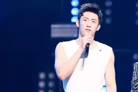 “鲜肉”黄景瑜被撩脱衣服 与粉丝合唱《爱我别走》图片