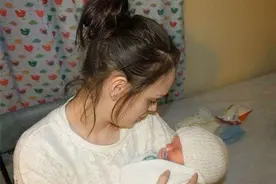 生下无脑宝宝只能呼吸，两年后说出来最动听的话让妈妈噙满泪水图片