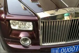 小李牵着爱犬去溜达，看到前面停辆劳斯莱斯，突然小狗冲上去嘘嘘图片