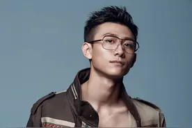 张一山实力撩人腹肌好帅被秒到了，网友大呼:余小二这次犯规了图片