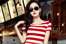 露脐T恤+牛仔七分裤+高跟鞋，充满了都市女性的时尚美图片