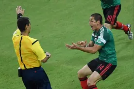 别人把足球踢到自己的手上了，这也是手球吗？图片