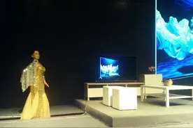 美女手把手教，这样的CHiQ彩电您把持得住？图片