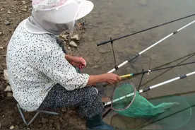 年纪轻轻的，钓个鱼还嫌累，看看这位奶奶！图片