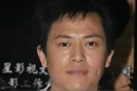 还记得《还珠格格》里的柳青吗？如今他俨然是一个标准的胖子图片