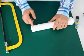 牛人用“塑料管+刀片”教你自制厨房切菜神器图片