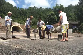 巴广渝高速进入最后阶段   工人铺油温度达170℃图片